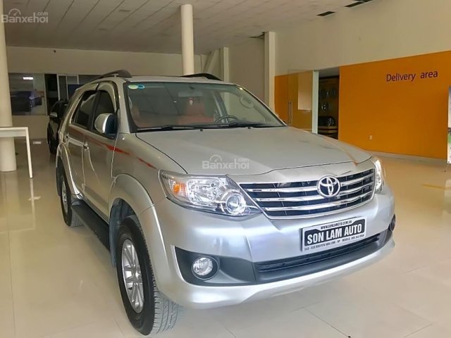 Cần bán xe Toyota Fortuner sản xuất năm 2014, màu bạc ít sử dụng