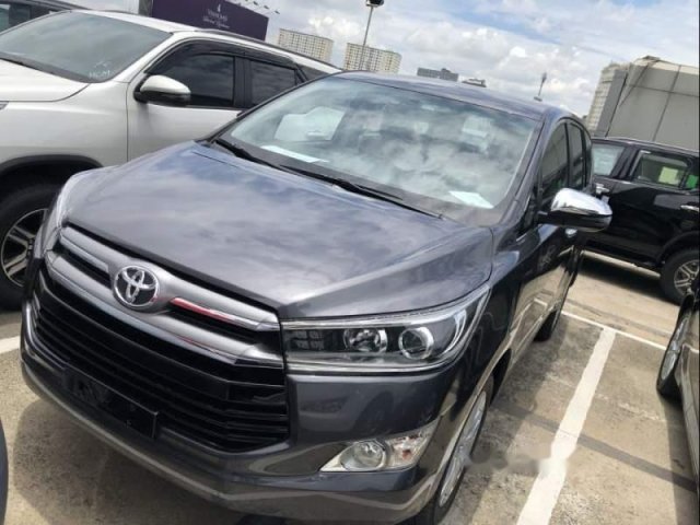 Bán xe Toyota Innova 2.0V sản xuất 2019, màu xám