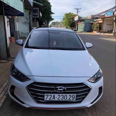 Bán Hyundai Elantra 1.6MT sản xuất năm 2017, màu trắng, nhập khẩu 