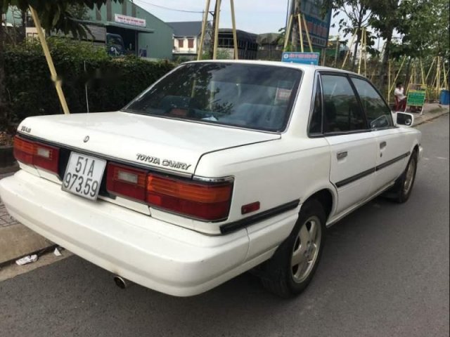 Cần bán xe Toyota Camry năm 1988, màu trắng