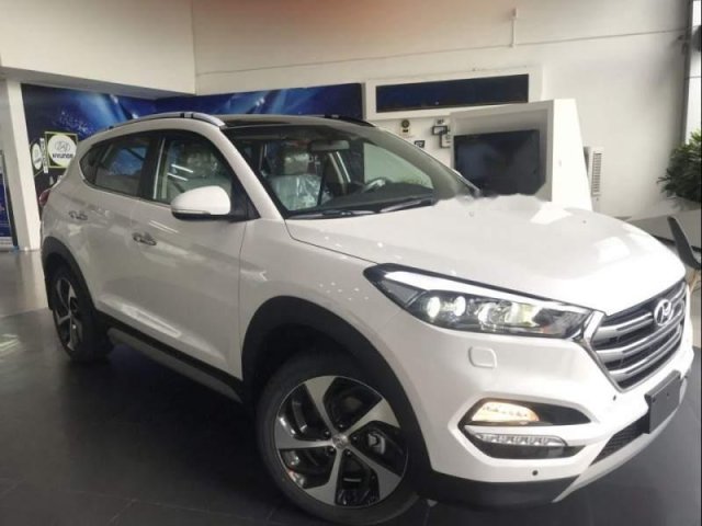 Cần bán xe Hyundai Tucson đời 2018, màu trắng, giá 920tr