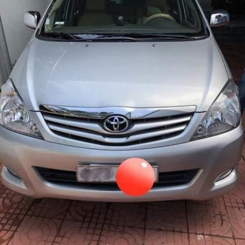 Bán Toyota Innova đời 2010, màu bạc xe gia đình