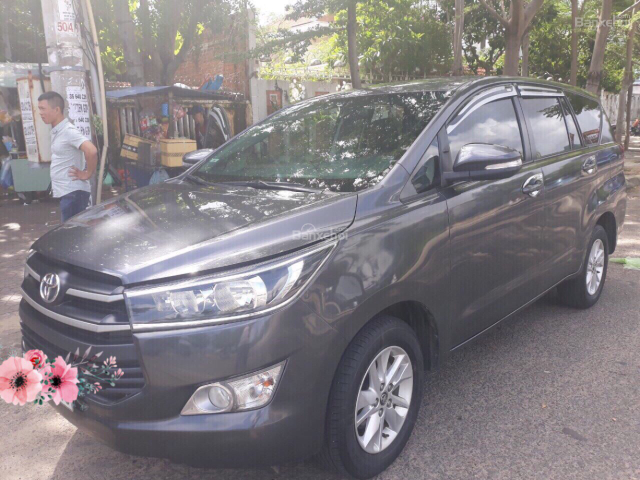 Cần bán Toyota Innova sản xuất 2017 màu xám (ghi), 718 triệu