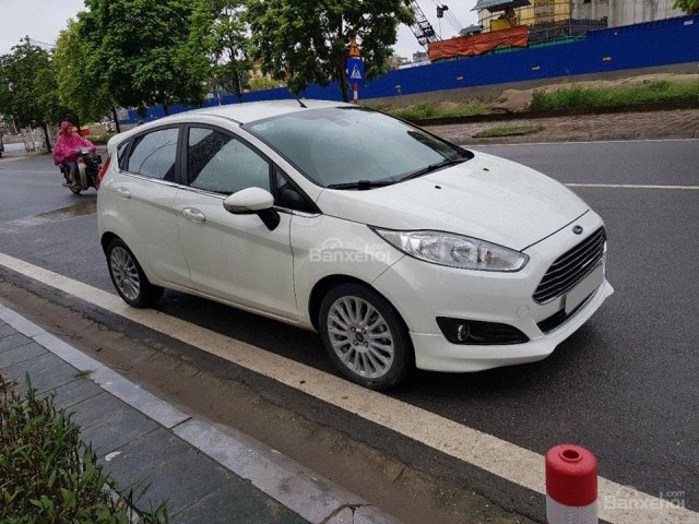 Cho ra đi em Ford Fiesta 1.5AT 2016 màu trắng, 5 cửa, đẹp hoàn hảo