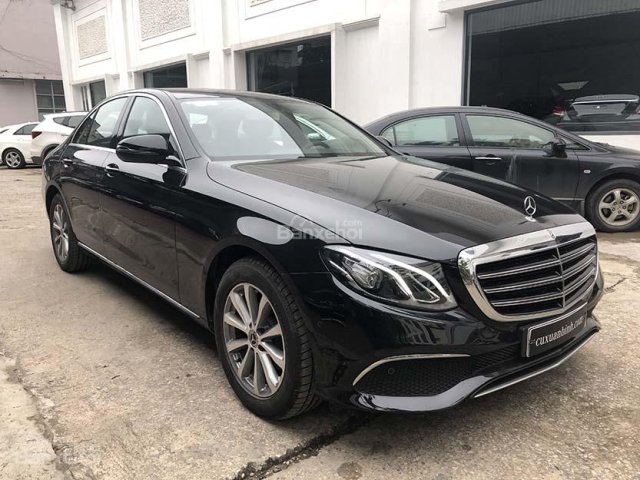 Bán xe Mercedes E200 cũ đời 2018 màu đen như mới chưa một vết xước, giá cực rẻ