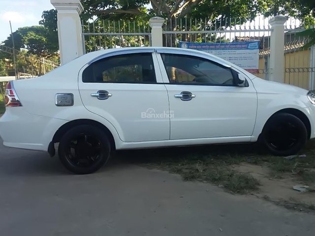 Cần bán xe Daewoo Gentra sx năm 2010, màu trắng, 220 triệu