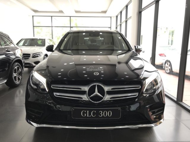 Cần bán xe Mercedes GLC300 4Matic đời 2018, màu đen