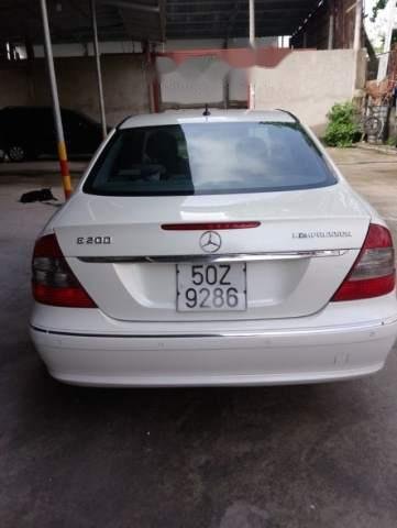 Cần bán xe Mercedes E200 đời 2007 màu trắng, xe còn đẹp ngay chủ