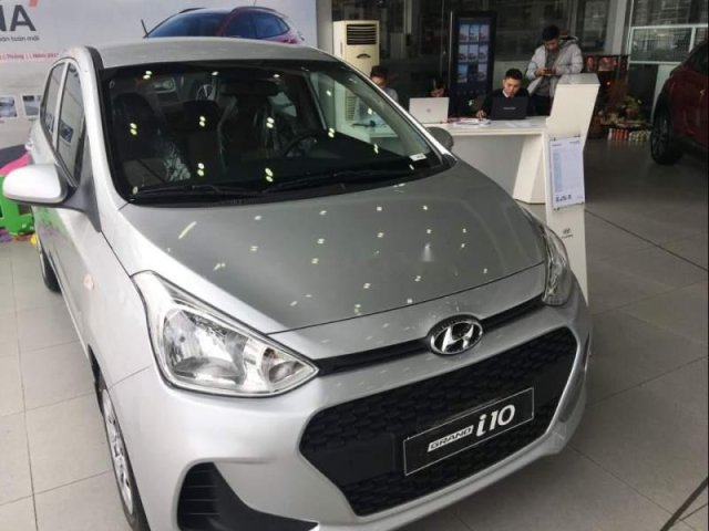 Bán Hyundai Grand i10 AT 2018, màu bạc, sẵn xe giao ngay