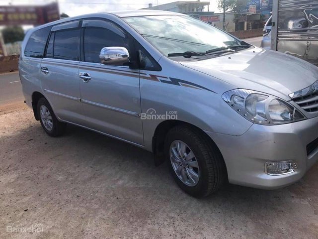 Cần bán gấp Toyota Innova 2010 số sàn, xe màu bạc