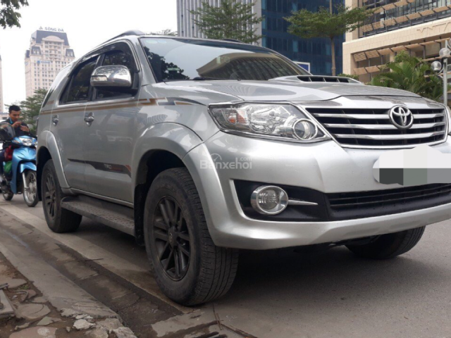 Cần bán Toyota Fortuner sản xuất 2016 màu bạc, giá tốt