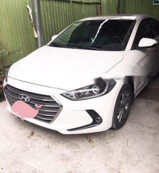 Bán xe Hyundai Elantra màu trắng 2017, số tự động, đi được 45000km