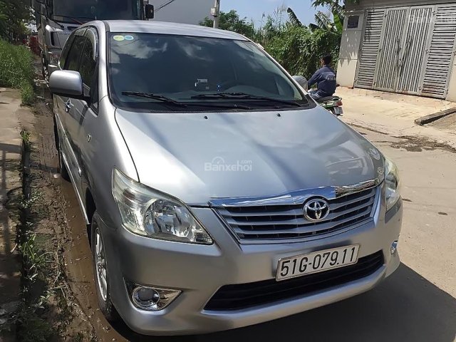 Cần bán gấp Toyota Innova 2.0E đời 2013, màu bạc chính chủ 