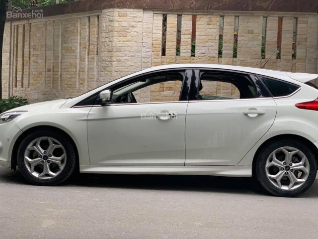 Ford Focus 2.0S đời 2015, màu trắng đẹp lung linh