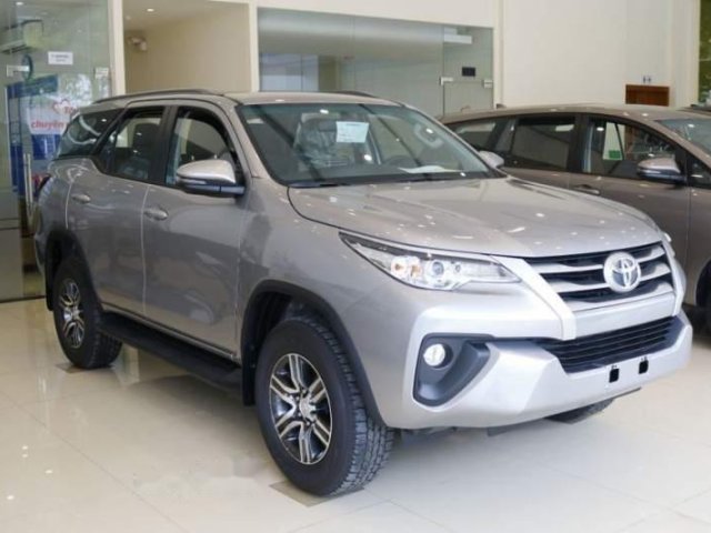 Cần bán Toyota Fortuner 2.4AT sản xuất 2018, màu bạc, nhập khẩu nguyên chiếc