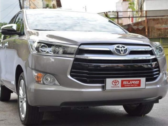 Cần bán xe Toyota Innova 2.0V 2018, màu xám, 900tr