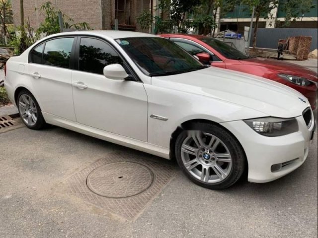 Cần bán gấp BMW 3 Series 320i năm sản xuất 2011, màu trắng, 560 triệu