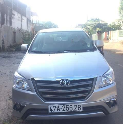 Cần bán Toyota Innova 2.0 E sản xuất 2014, màu bạc, giá chỉ 500 triệu