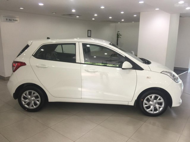 Hyundai I10 số sàn màu trắng xe giao ngay, giá KM hấp dẫn, hỗ trợ vay lãi suất ưu đãi. LH: 0903175312