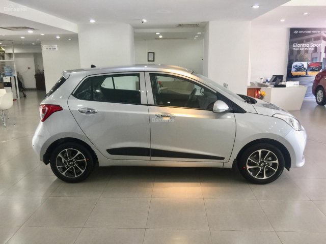 Hyundai I10 số sàn màu bạc xe giao ngay, giá KM cực hấp dẫn, hỗ trợ vay lãi suất ưu đãi. LH: 0903175312