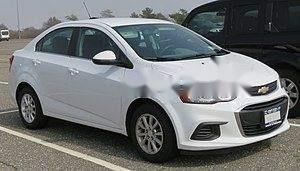 Cần bán xe Chevrolet Aveo đời 2017, màu trắng