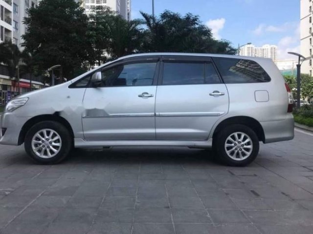 Cần bán xe Toyota Innova V sản xuất năm 2013, màu bạc như mới