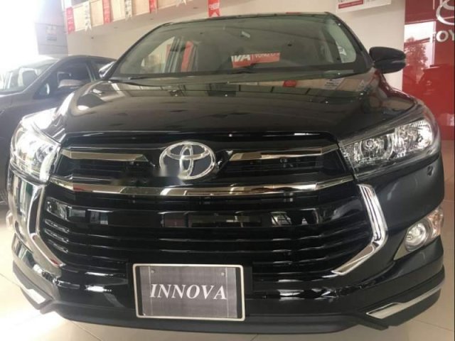 Bán xe Toyota Innova Venturer 2.0 AT đời 2018, màu đen, giá tốt