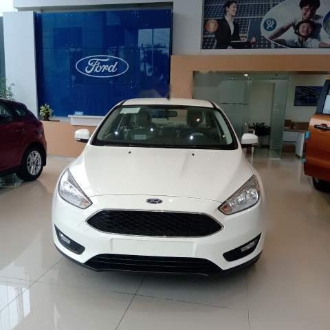 Bán Ford Focus 2018, màu trắng, 565tr