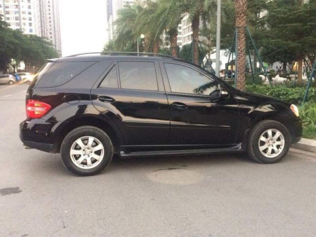 Cần bán lại xe Mercedes ML350 sản xuất 2006, màu đen0