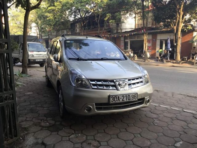 Cần bán xe Nissan Grand livina sản xuất năm 2010, màu bạc chính chủ