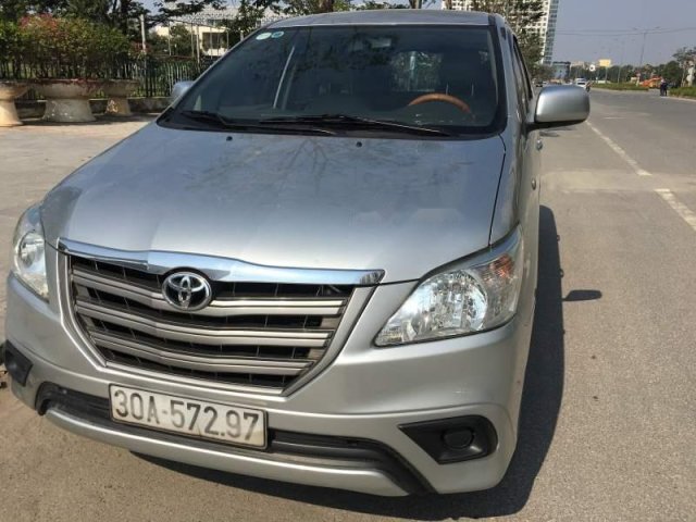 Bán xe Toyota Innova sản xuất 2015, màu bạc số sàn