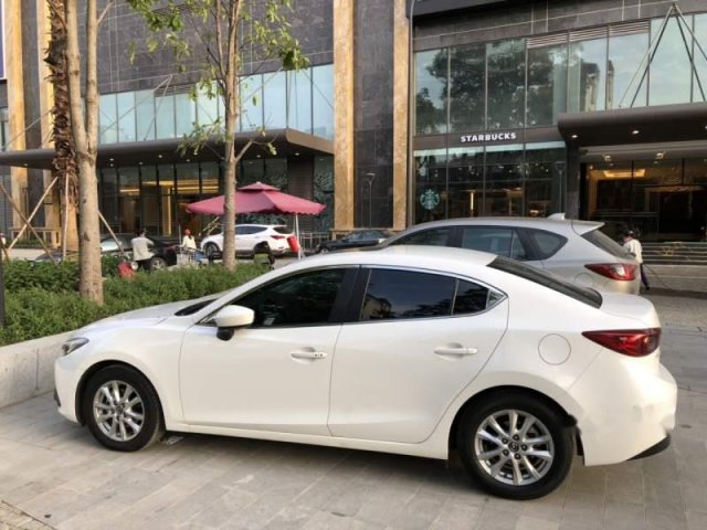 Cần bán Mazda 3 1.5 AT sản xuất 2015, màu trắng chính chủ