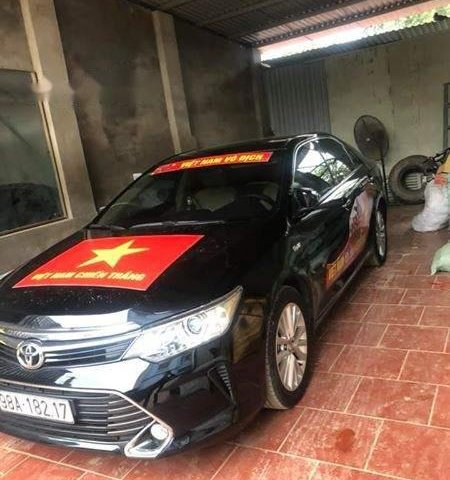 Cần bán Toyota Camry 2.0 E đời 2016, màu đen, giá 900tr