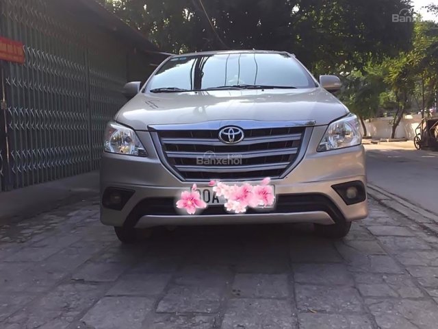 Bán Toyota Innova 2.0E màu nâu vàng, số sàn, đời sx cuối 2015