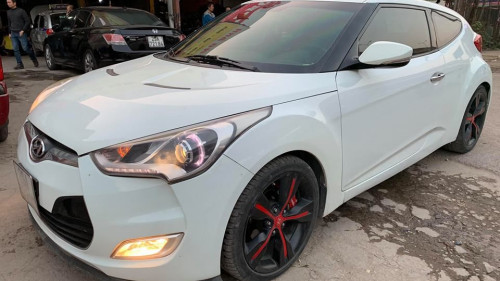 Bán xe Hyundai Veloster 1.6 AT năm sản xuất 2011, màu trắng