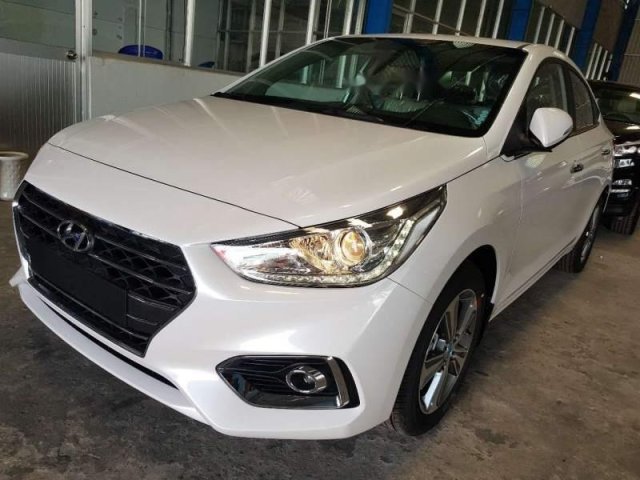 Bán ô tô Hyundai Accent 2018, màu trắng, xe có sẵn - giao ngay0