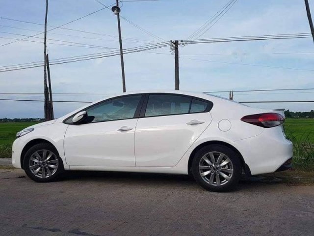 Cần bán Kia Cerato 1.6MT năm 2017, màu trắng, giá tốt