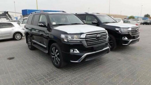 Cần bán xe Toyota Land Cruiser 4.6 AT sản xuất 2018, màu đen, nhập khẩu nguyên chiếc từ Trung Đông mới 100%