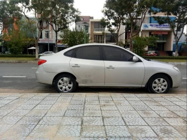 Cần bán Hyundai Elantra 1.6 MT sản xuất năm 2010, màu bạc, nhập khẩu chính chủ0