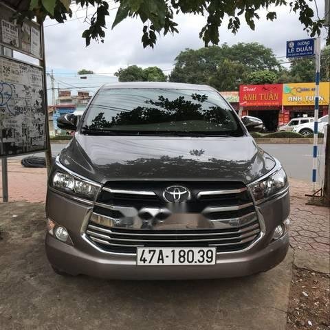 Gia đình bán xe Toyota Innova MT năm 2017, màu xám