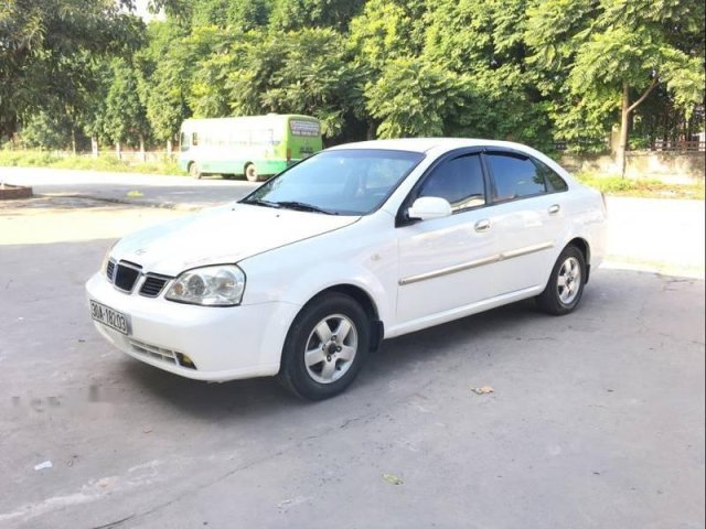 Cần bán Daewoo Lacetti năm sản xuất 2004, màu trắng, nhập khẩu nguyên chiếc xe gia đình