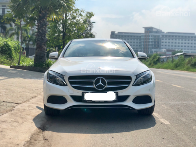 Bán Mercedes C200 sản xuất 2016, ĐK 2017 màu trắng /kem