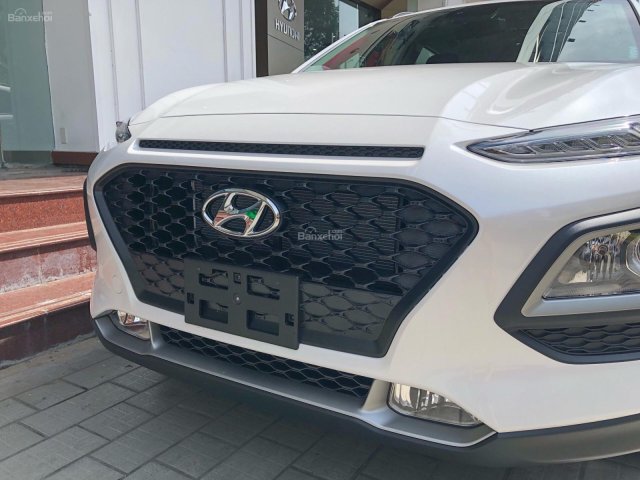 Hyundai Kona tiêu chuẩn màu trắng, xe giao ngay, giá Km kèm quà tặng hấp dẫn, hỗ trợ vay LS tốt. LH: 0903175312