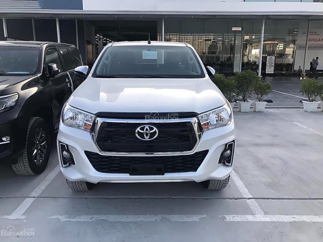 Cần bán Toyota Hilux 2.4E đời 2018, màu trắng, xe nhập, 695tr