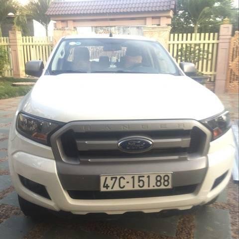 Cần bán xe Ford Ranger XLS 2.2 AT đời 2016, màu trắng, đăng ký 10/2017