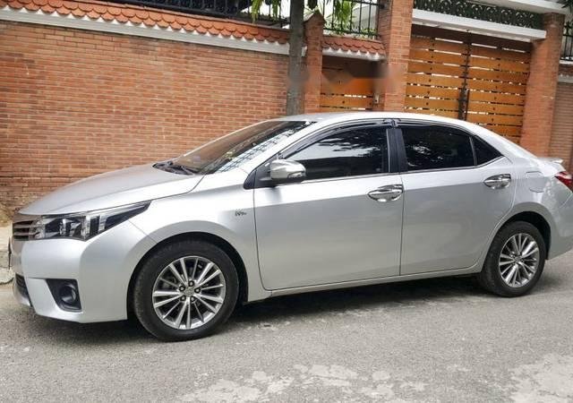 Bán Toyota Corolla altis 1.8G AT đời 2017, màu bạc, 695tr