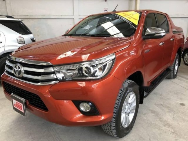 Cần bán Toyota Hilux 2.8AT sản xuất năm 2016, màu cam  