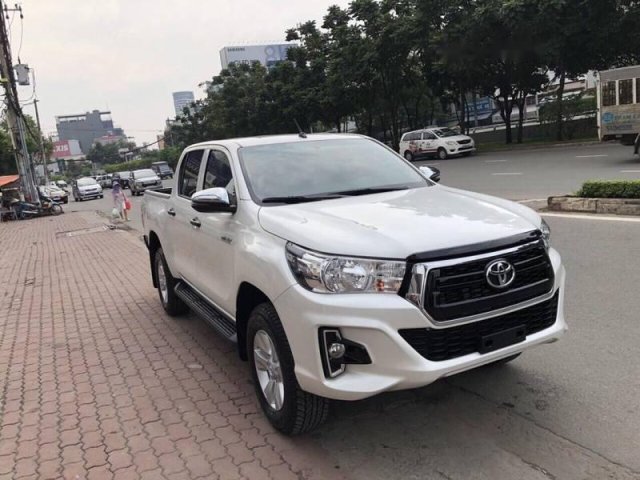 Cần bán Toyota Hilux đời 2019, màu trắng, nhập khẩu