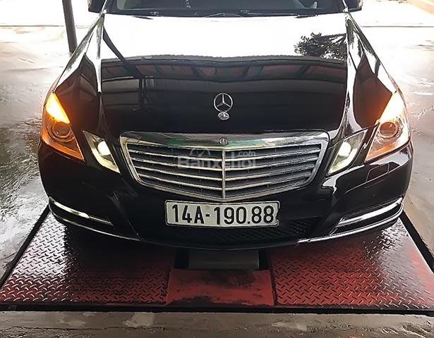 Cần bán xe Mercedes E300 2012, màu đen chính chủ