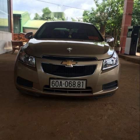 Bán xe Chevrolet Cruze 2011, màu vàng, xe đang đi bình thường